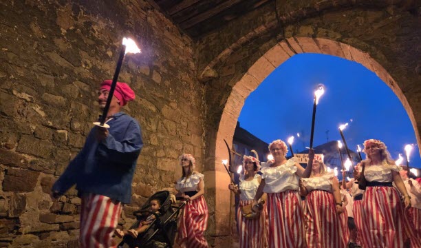 Il est 22 h lorsque le cortège franchit la porte de Mutzig. C’est le coup d'envoi officiel de la soirée révolutionnaire ! Photo Cédric Joubert