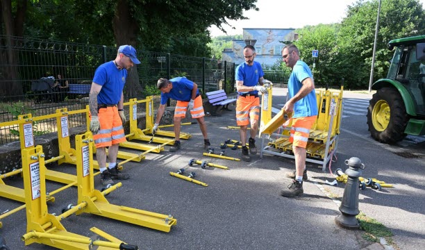 Les agents des services techniques de Mutzig ont installé des barrières anti voiture-bélier à diverses intersections. Photo Boris Marois