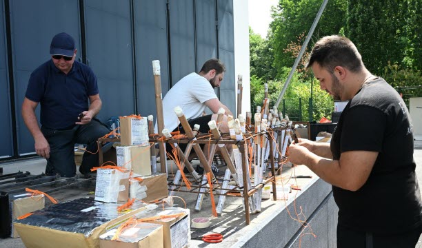 Les artificiers ont œuvré toute la journée pour préparer le spectacle pyrotechnique du soir. Photo Boris Marois