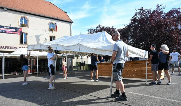 Les membres de l’Amicale des sapeurs-pompiers de Mutzig étaient sur le pont dès le lundi 13 juillet au matin pour préparer leur grand bal. Photo Boris Marois